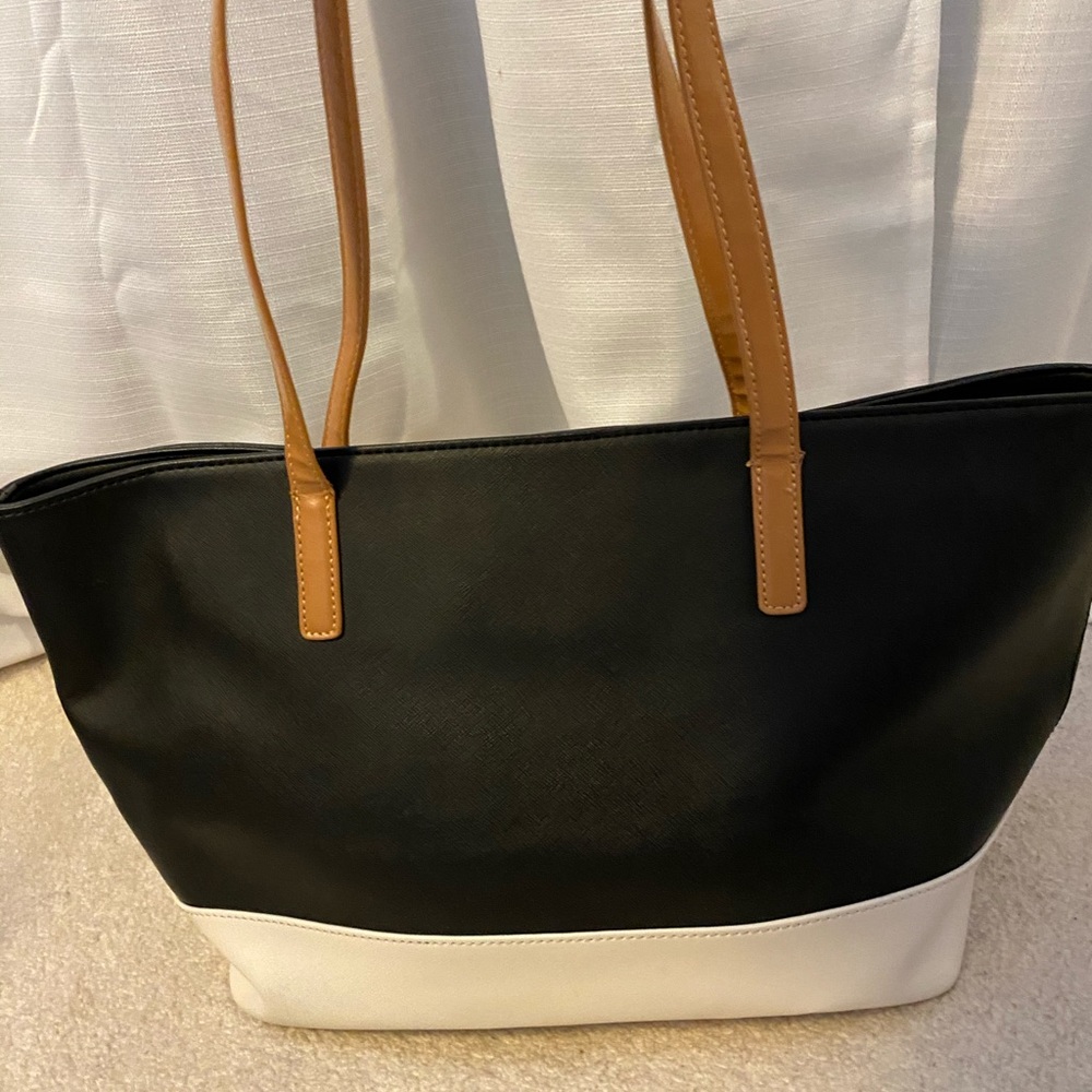 Black and white purse - Picture 3 of 4